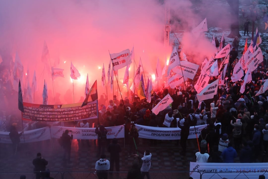 Акція SaveФОП - підприємці запалили фаєри під Радою, фото - Укрінформ