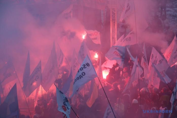 Акція SaveФОП - підприємці запалили фаєри під Радою, фото - Укрінформ