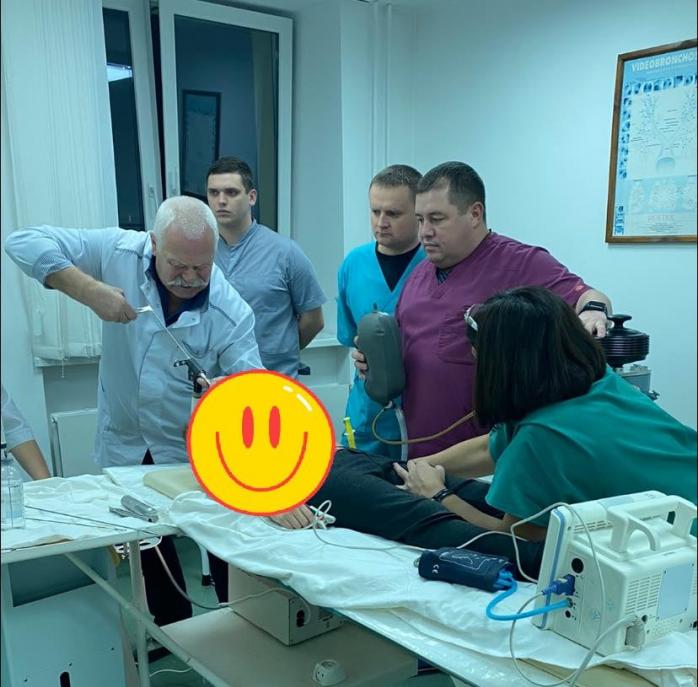 Хирурги вытащили иглу из горла ребенка в Черкассах. Фото: Facebook