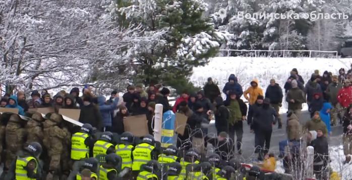Фейкові мігранти намагалися «прорвати» україно-білоруський кордон. Скріншот з відео