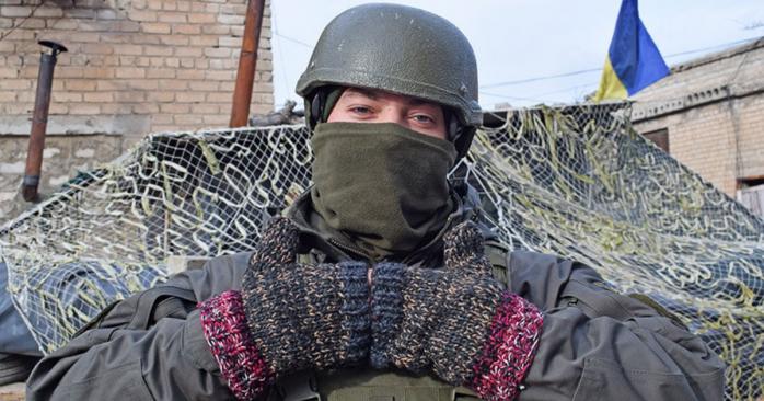 Слепая волонтер из Луцка передала бойцам партию вязаных рукавиц, фото: штаб ООС