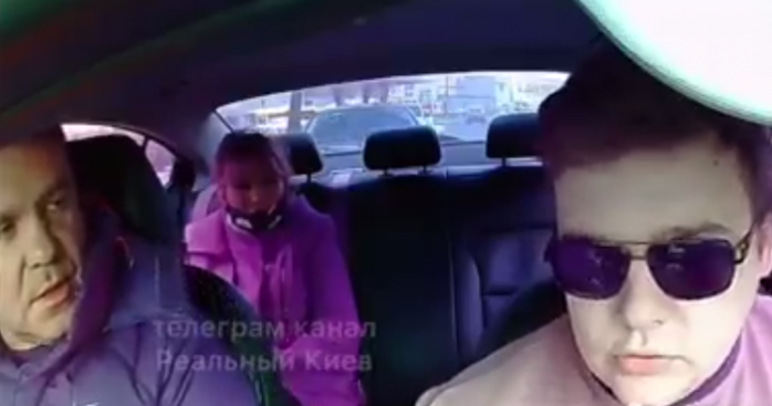 Таксист у Києві висадив пасажирів, які ненавидять українську мову, скріншот відео