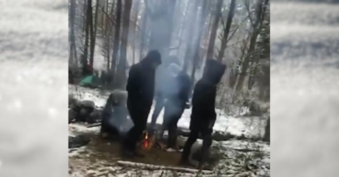 Зима застала нелегальних мігрантів в білоруському лісі, скріншот відео