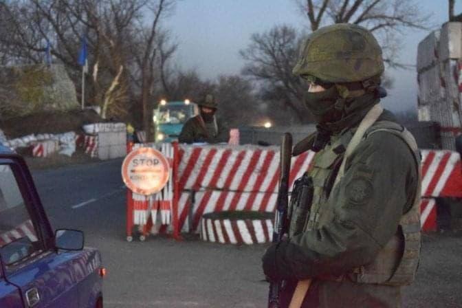Стрельба на Донбассе — Нацгвардия остановила автомобиль, прорывавшийся через блокпост