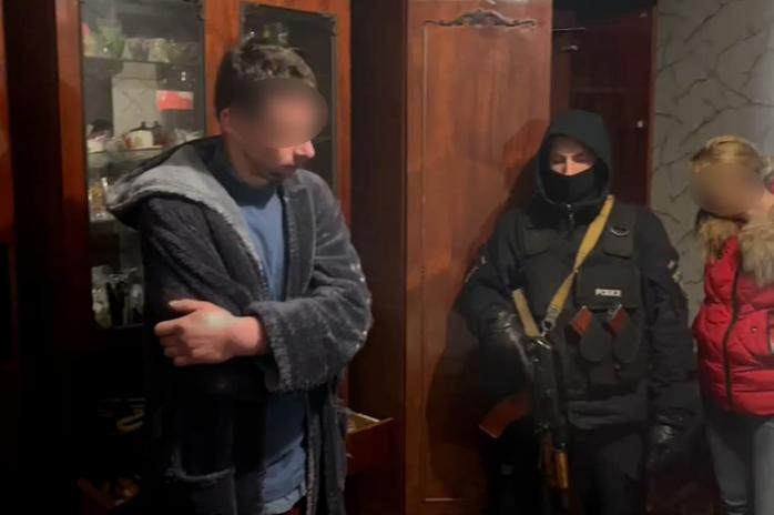 Напал на полицию, ломал имущество – под Киевом задержали дебошира. Фото: Нацполиция