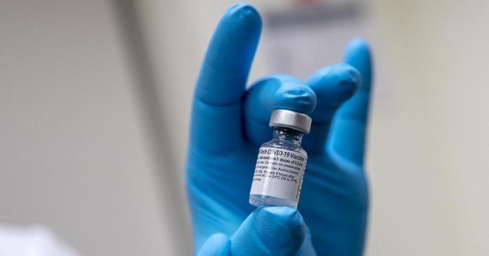 В Украине проводится вакцинация от коронавируса, фото: