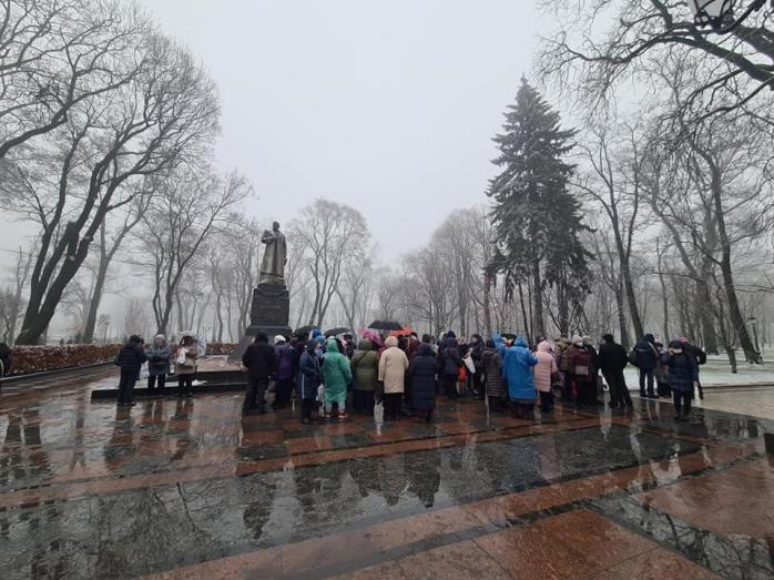 Антивакцинаторы протестуют в Киеве возле памятника генералу Ватутину