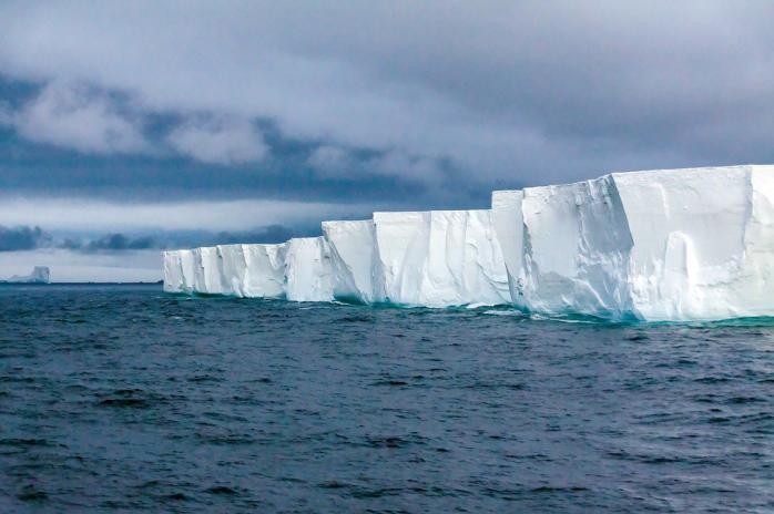 Шельфовый ледник Туэйтса в Антарктиде. Фото: nat-geo.ru