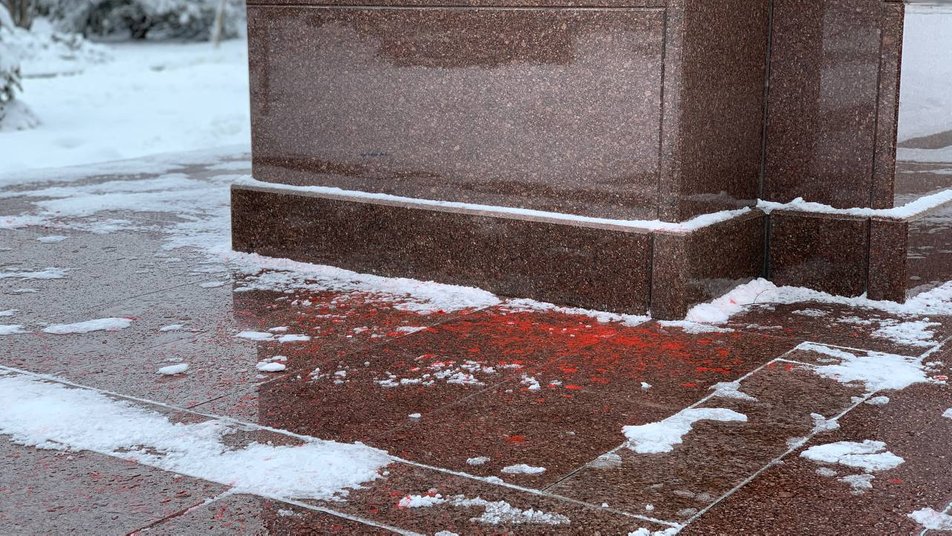 Памятник Бандере облили красной краской. Фото: «Общественное»