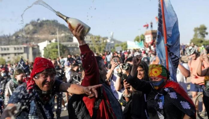 Массовые празднования в Чили. Фото: Reuters