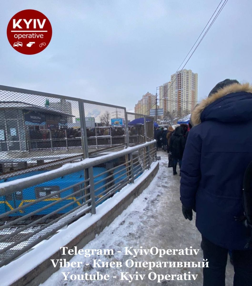 Вход на станцию метро "Черниговская" в Киеве 21 декабря