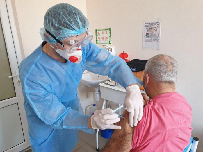 Все центры вакцинации от коронавируса закроют в Украине на два дня