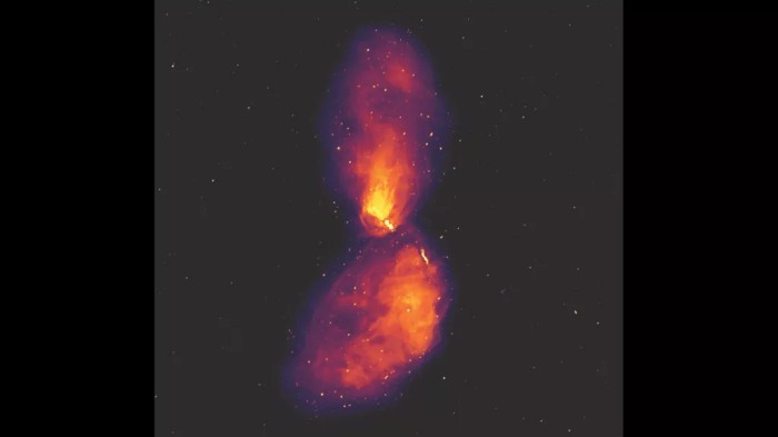Астрономы получили уникальный снимок выбросов из черной дыры, фото: Ben McKinley, ICRAR/Curtin and Connor Matherne