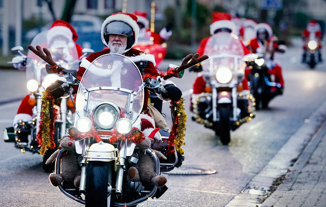 Немецкие мотоциклисты, одетые как Санта-Клаусы, доставляют подарки в школы, детские сады и дома престарелых