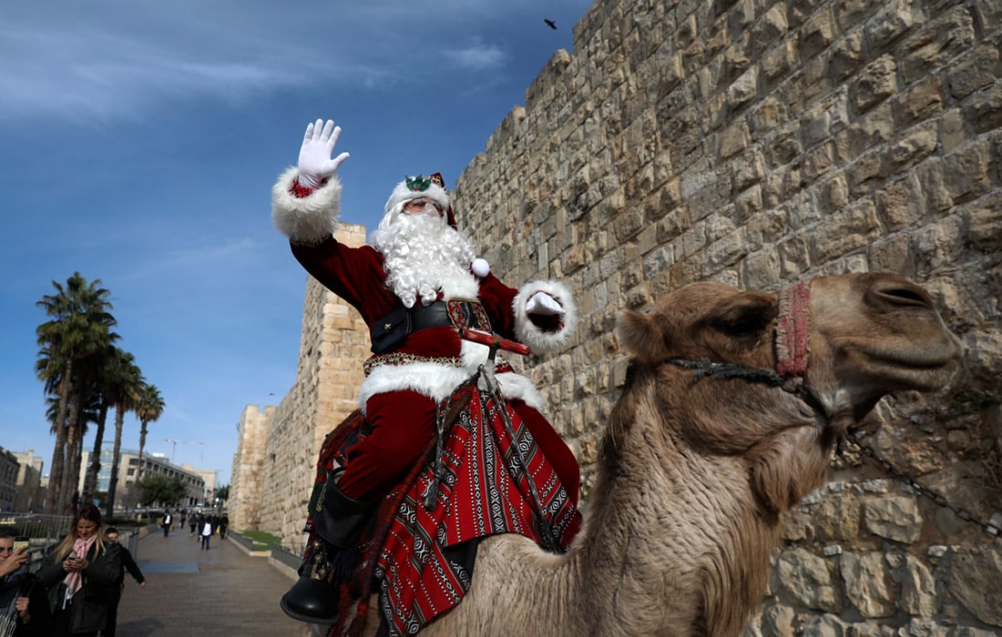 Єрусалимський Санта об'їжджає місто на верблюді