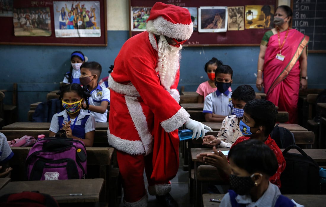 Чоловік у костюмі Санта-Клауса в школі в Мумбаї, Індія