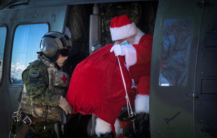 Санта-Клаусы готовятся к Рождеству, полет отслеживает ПВО США