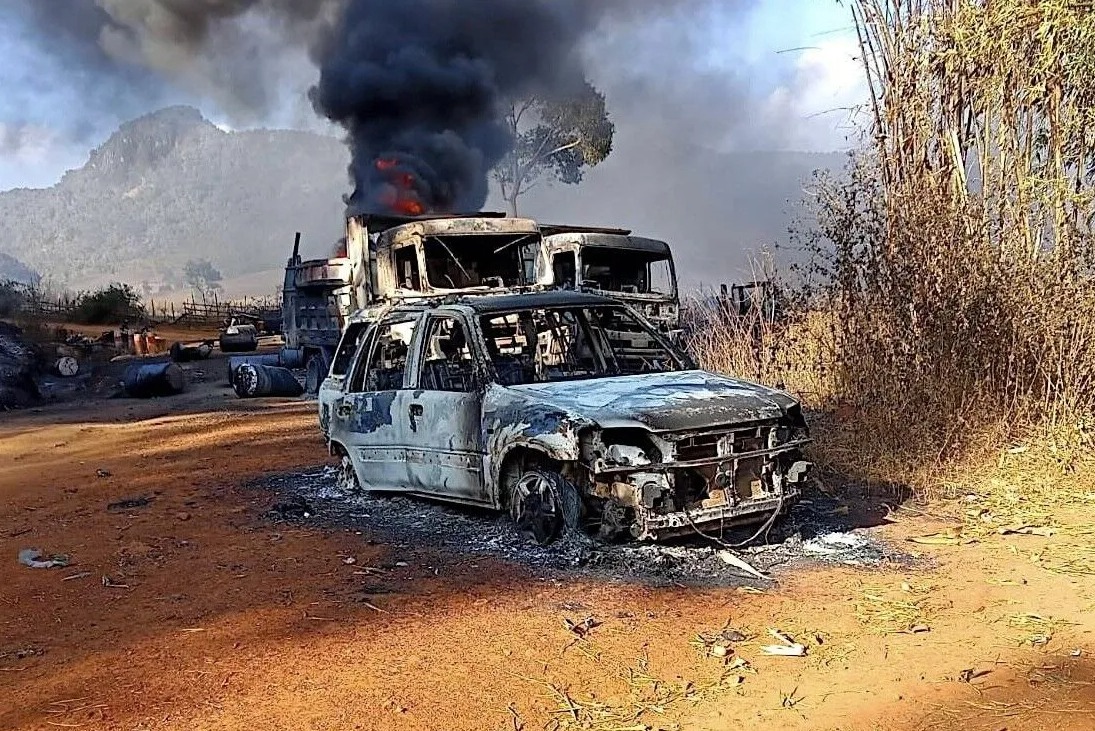 Тіла людей спалили в автомобілях. Фото: News Light in Kareni