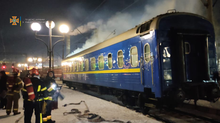 Потяг із пасажирами загорівся у Львові. Фото: ДСНС Львівщини