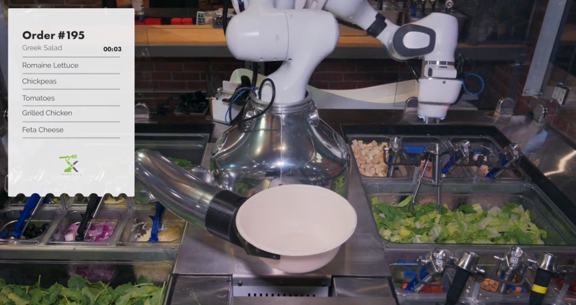 Роборука готує їжу та збирає обіди в їдальні авіабази ВПС США, скріншот відео
