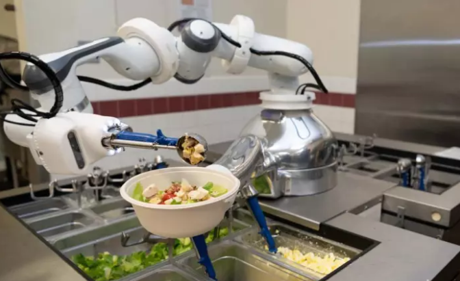 Роборука готує їжу і збирає обіди в їдальні авіабази ВПС США