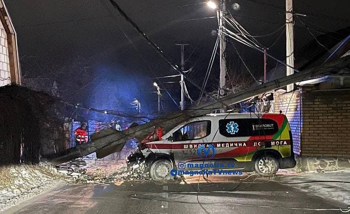 Под Киевом скорая сбила электроопору, есть пострадавшие, фото - Магнолия