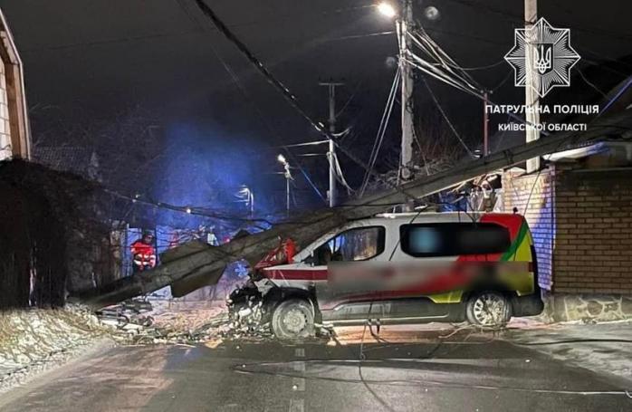 Под Киевом «скорая» протаранила электроопору, которая упала на машину, фото - Патрульная полиция
