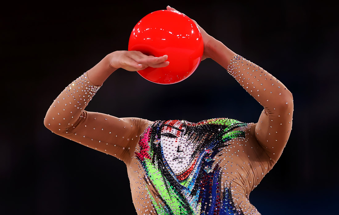 Израильская спортсменка Линой Ашрам в индивидуальном многоборье по художественной гимнастике на Олимпиаде в Токио. Фото: Laurence Griffiths/Getty Images