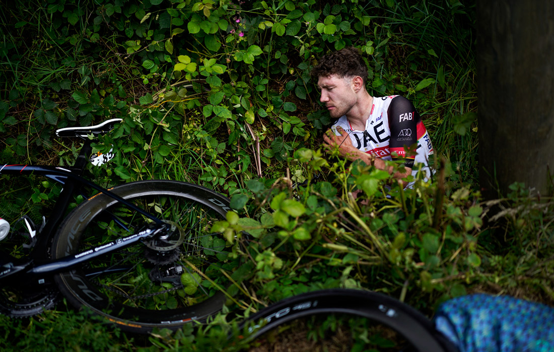 Велогонщик Марк Хирши из Швейцарии лежит на обочине дороги после аварии на первом этапе велогонки «Тур де Франс». Фото: АР / ТАСС