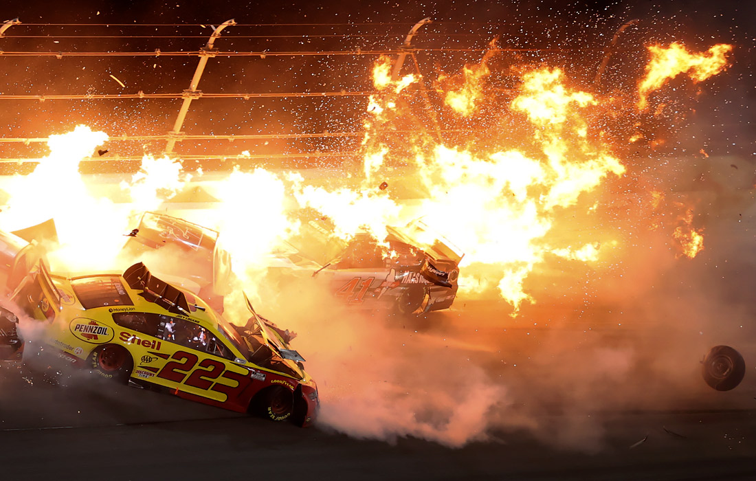 Авария во время гонки нового сезона NASCAR во Флориде. Фото: James Gilbert/Getty Images