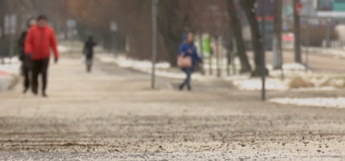 У Львові посипають тротуари кавовою гущею, скріншот відео