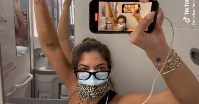 Марис Фотиео находится в самоизоляции на борту самолета, скриншот видео