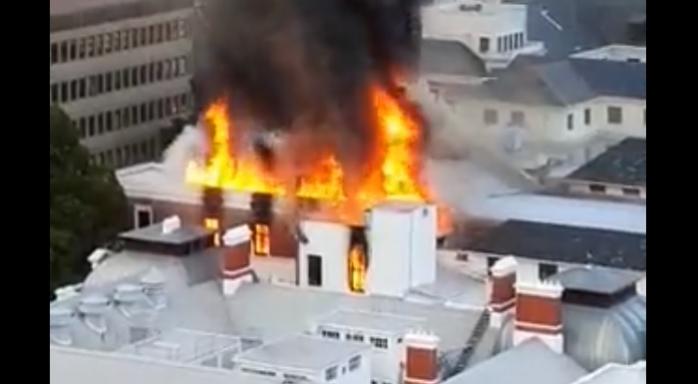 Здание парламента загорелось в ЮАР