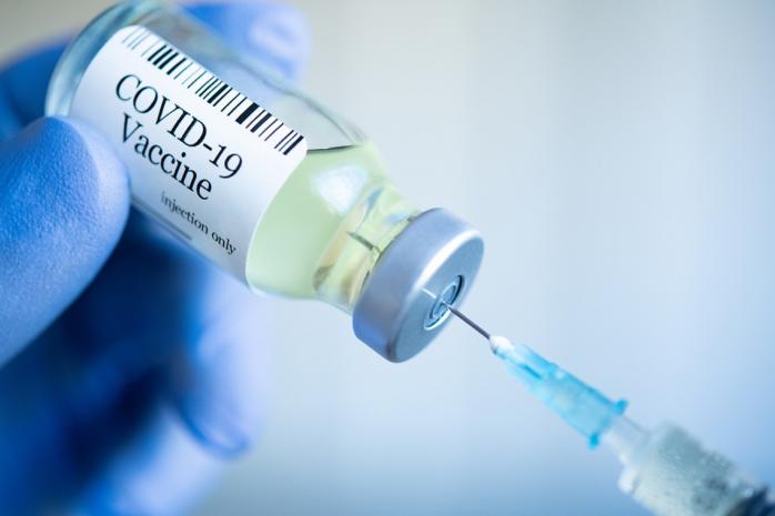 Вакцинацию бустерной дозой разрешат для всех украинцев
