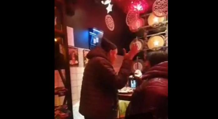 Пьяный мужчина угрожал убить бармена из-за украинского языка в Мариуполе (ВИДЕО)