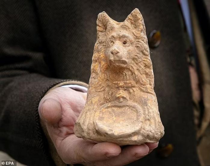 Уникальную древнюю статуэтку собаки откопали в Риме. Фото: istock