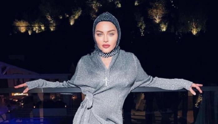 Мадонна на Новый год появилась в балаклаве от украинского дизайнера