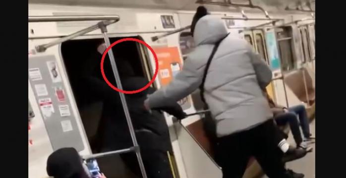Парень на ходу высунул голову из открытой двери вагона метро в Киеве — видео — новости Киева
