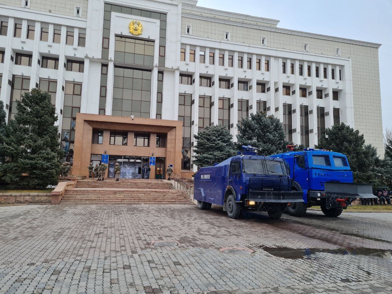 Протесты в Казахстане - митингующие подожгли мэрию и прокуратуру Алматы