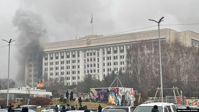 В столице Казахстана ввели чрезвычайное положение, элиты бегут из страны