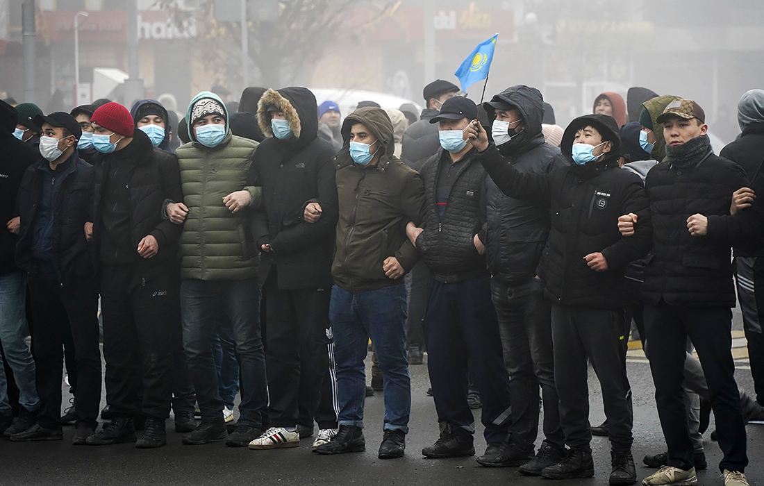 Протест, революция или восстание — яркие фото беспорядков в Казахстане, фото - Интерфакс