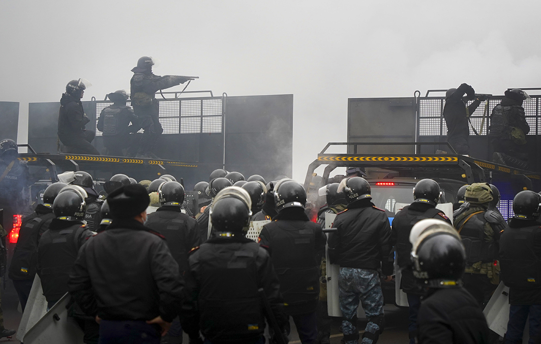 Протест, революция или восстание — яркие фото беспорядков в Казахстане, фото - Интерфакс