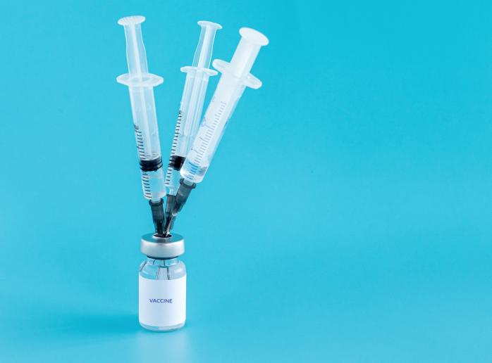 Бустерну дозу всім охочим дозволять після максимальної вакцинації груп ризику