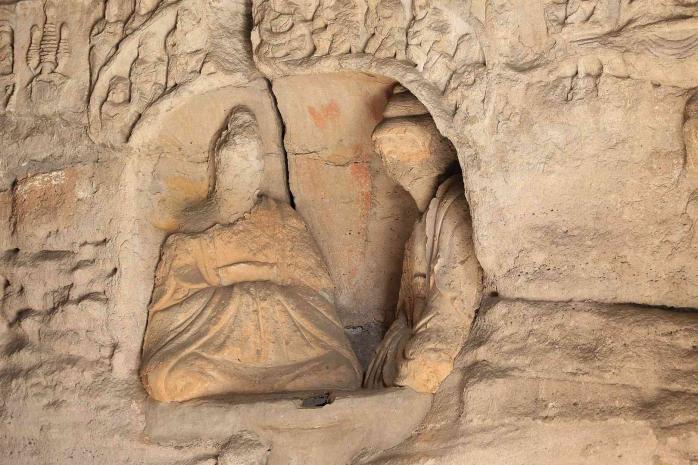 Необычные барельефы нашли на территории стародавней империи (ФОТО)