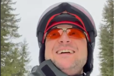 Зеленський Різдвом насолоджується у Карпатах - нове відео президента на лижах