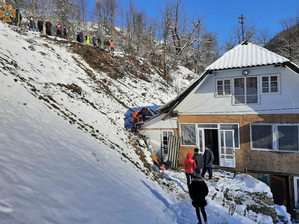 Авто слетело в обрыв на Прикарпатье и растрощило крышу дома, фото - ГСЧС