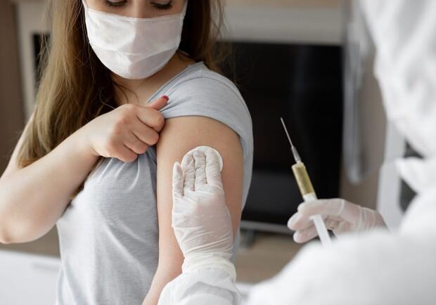 Чи потрібна вакцинація четвертою дозою, розповіли британські медики. Фото: misto.vn.ua