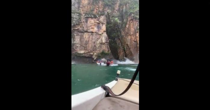 В Бразилии скала упала на лодки с туристами, скриншот видео