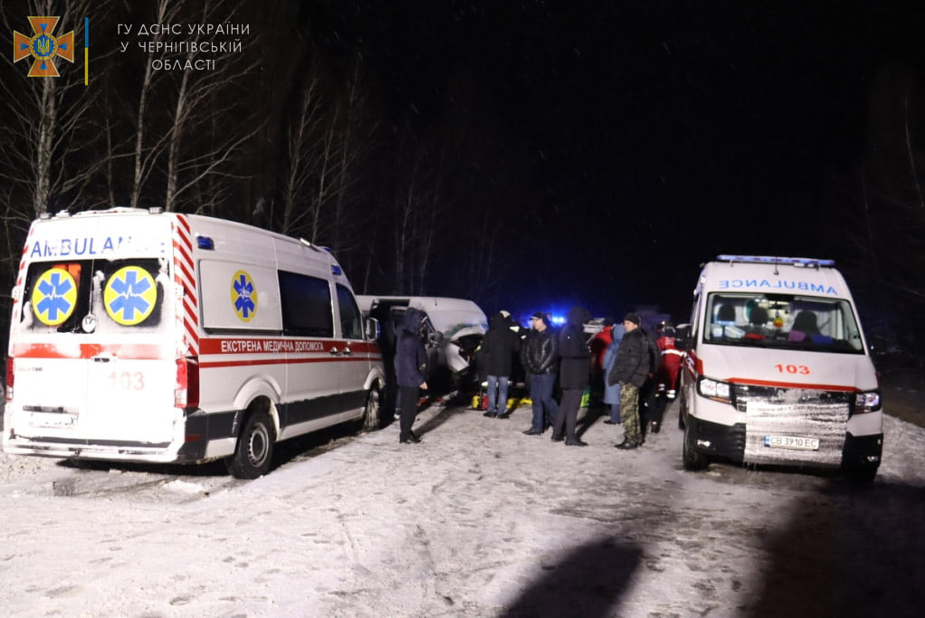На Черниговщине микроавтобус столкнулся с легковушкой, пострадали 11 человек, фото - ГСЧС
