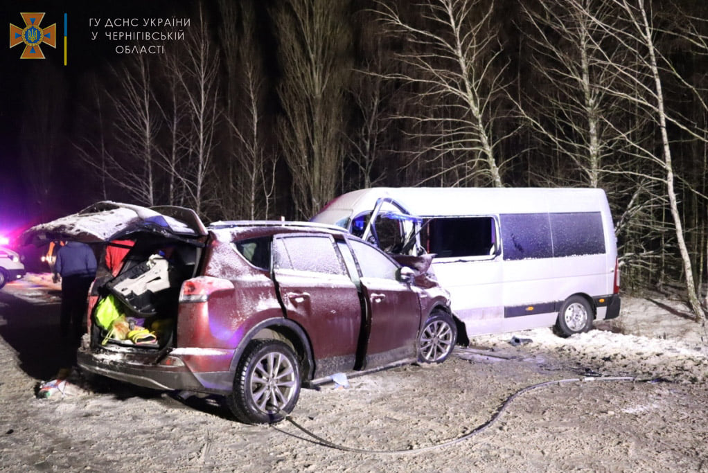 На Чернігівщині мікроавтобус зіткнувся з легковиком, постраждали 11 осіб, фото - ДСНС